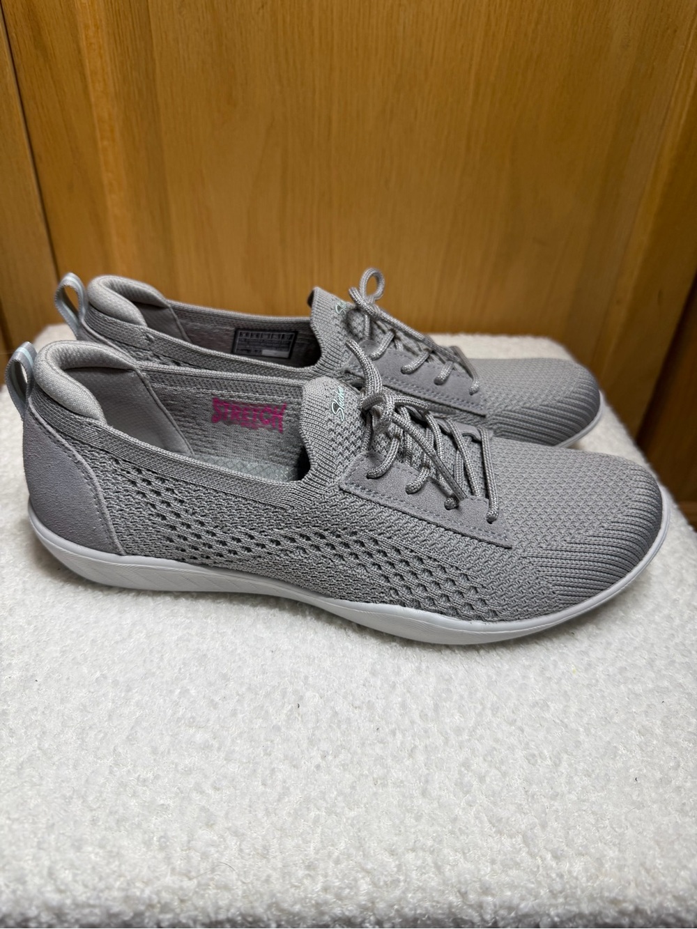 Skechers  Gray Knit Lace-Up Women’s memory foam Sneakers Sz 8   never worn